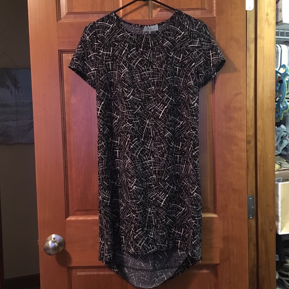 Simple black, white and grey dress with zipper